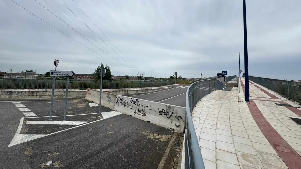 Después de más de cuatro años sin uso, el puente de San Juan de Dios en San Andrés del Rabanedo podría quedar parcialmente habilitado. En la imagen, el enlace con León visto desde San Andrés del Rabanedo. Fotos: Silvia García
