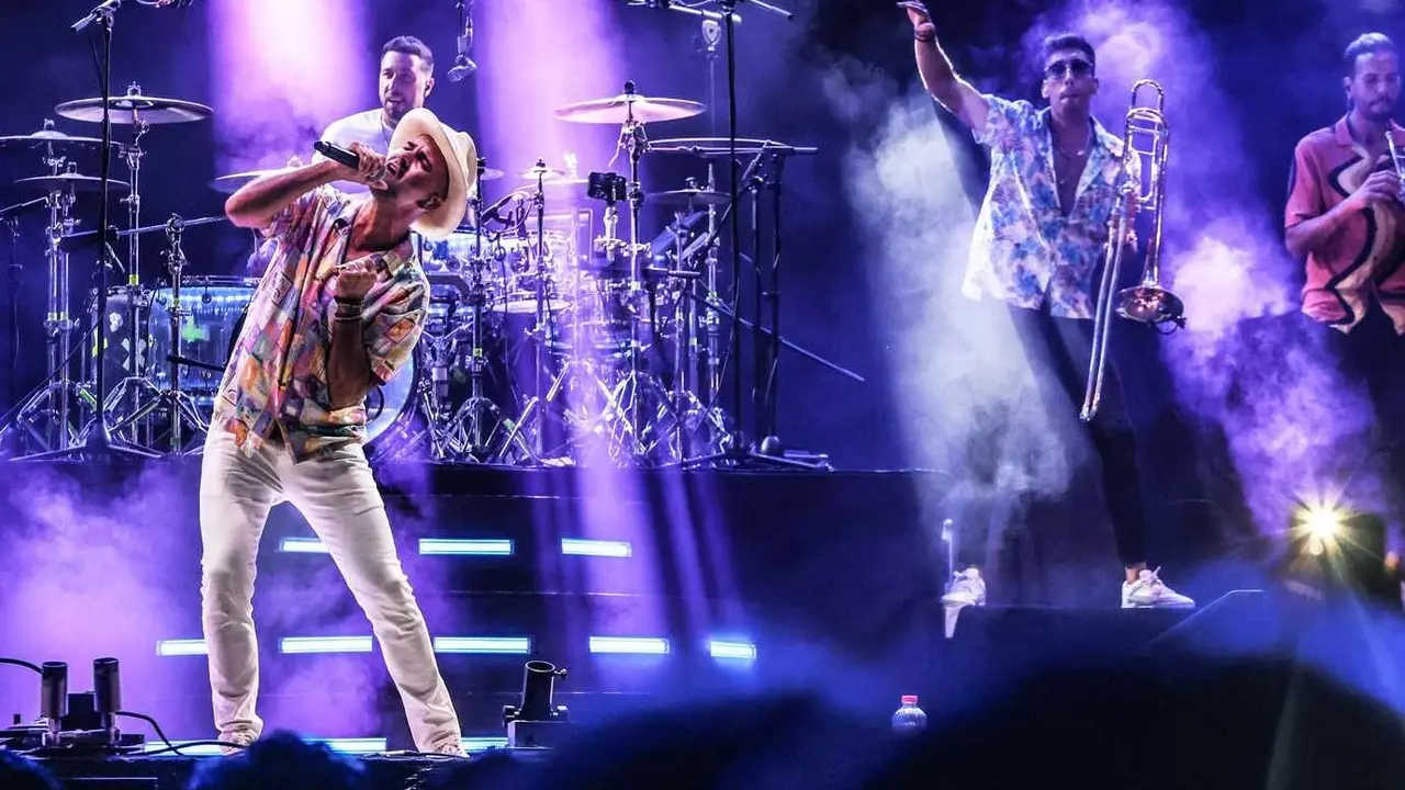 Efecto Pasillo, sobre el escenario, propició la locura de los presentes en el concierto.