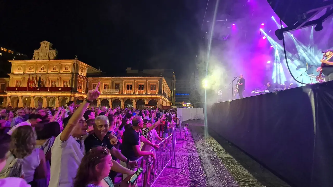 La Plaza de San Marcelo se rinde ante el concierto ‘Voy a Pasármelo G’, un homenaje vibrante que hizo bailar y cantar sin parar a un público entregado.