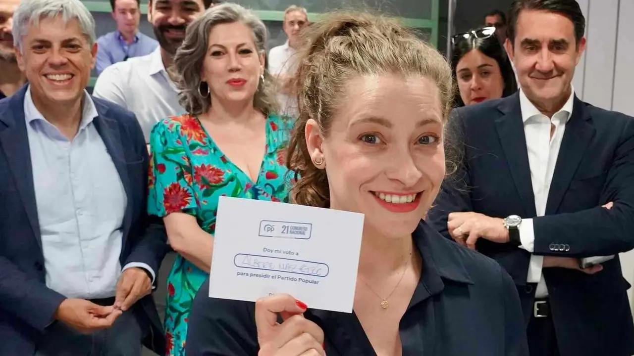 La presidenta del Partido Popular de León y vicesecretaria nacional de Sanidad y Educación, Ester Muñoz, ejerce su derecho a voto en las elecciones primarias del partido a nivel nacional. Foto: Campillo