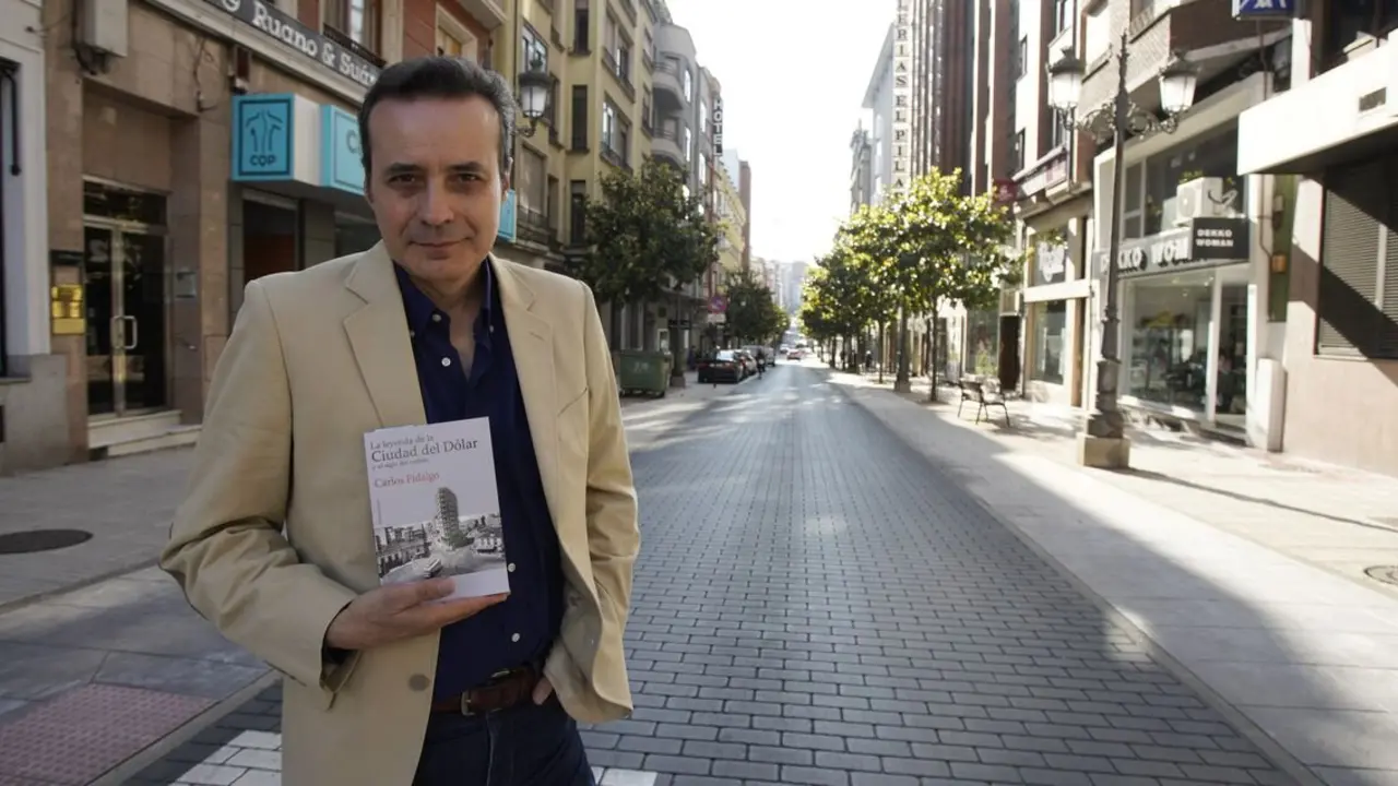 El periodista y escritor berciano, Carlos Fidalgo, presenta su nuevo libro 'La leyenda de la Ciudad del Dólar y el siglo del carbón'
