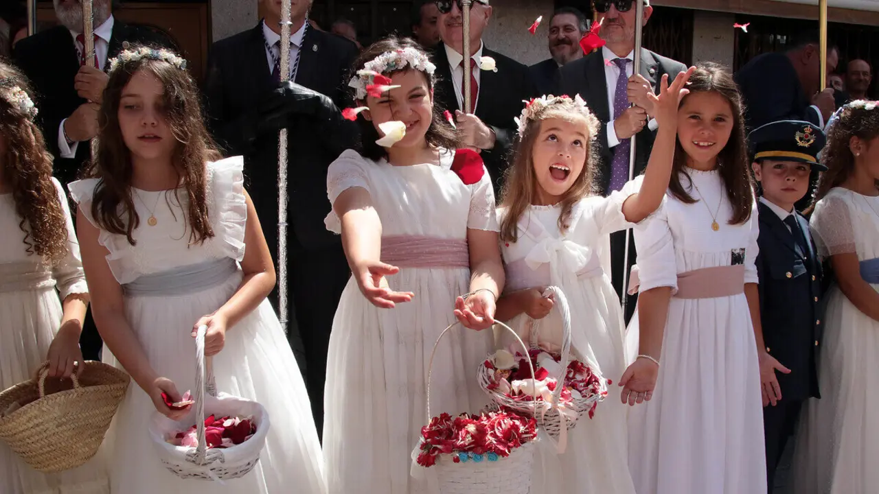 Celebraci&oacute;n del Corpus Chico de Le&oacute;n con una misa y una posterior procesi&oacute;n, a la que asiste la corporaci&oacute;n municipal y el consejero de Medio Ambiente, Vivienda y Ordenaci&oacute;n del Territorio, Juan Carlos Su&aacute;rez-Qui&ntilde;ones
