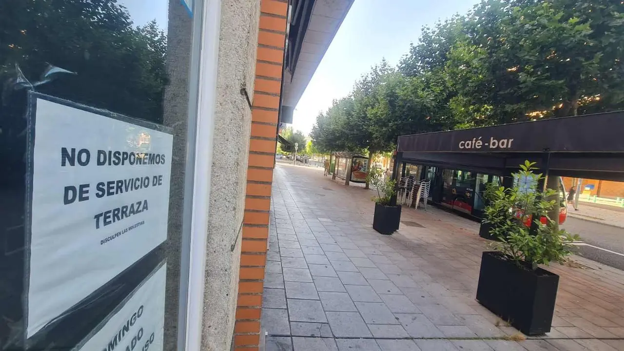 Imagen de un cartel anunciando la ausencia del servicio de terraza.