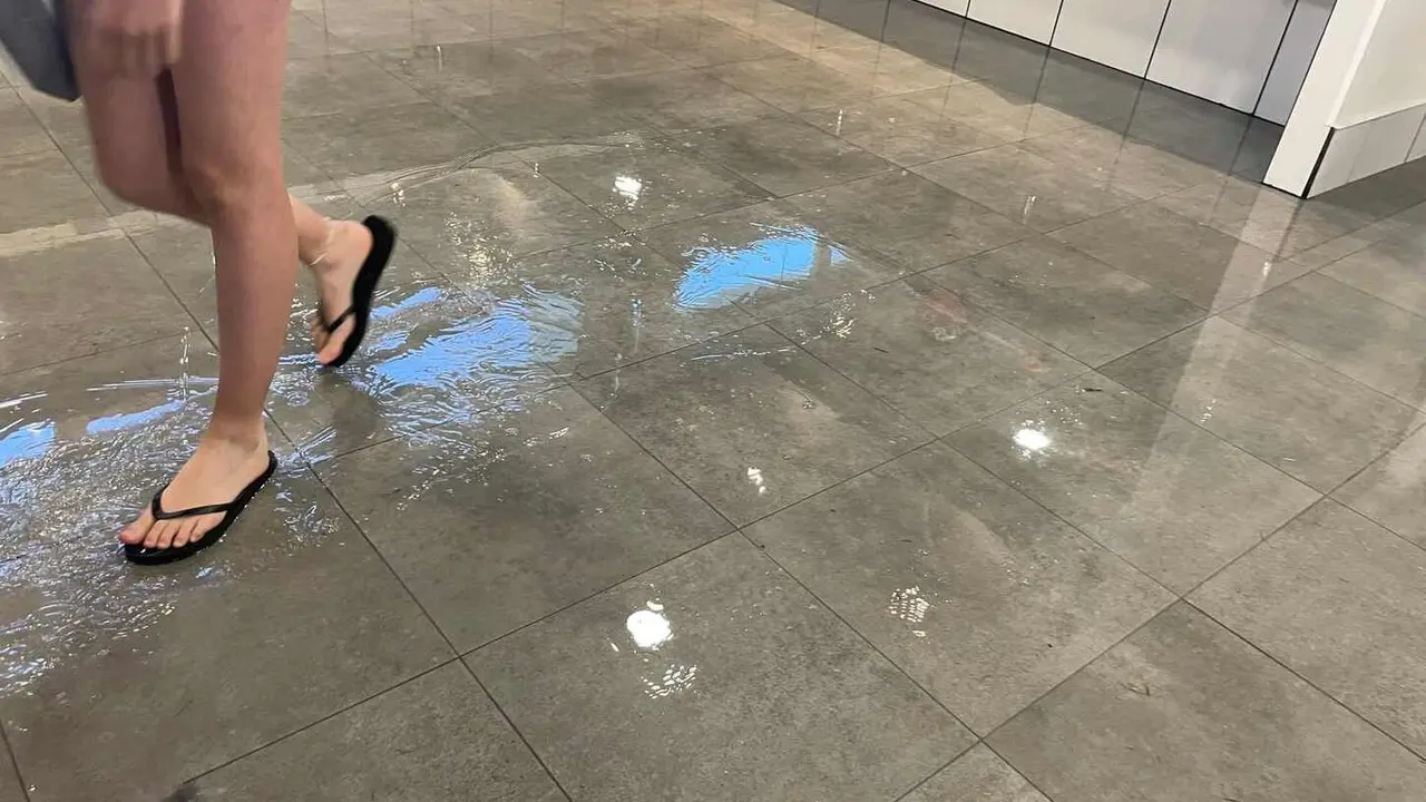 La  reforma de las piscinas municipales de La Palomera ha sufrido su primer contratiempo. Una inundación en los vestuarios ha obligado a desalojar esa parte de la instalación.