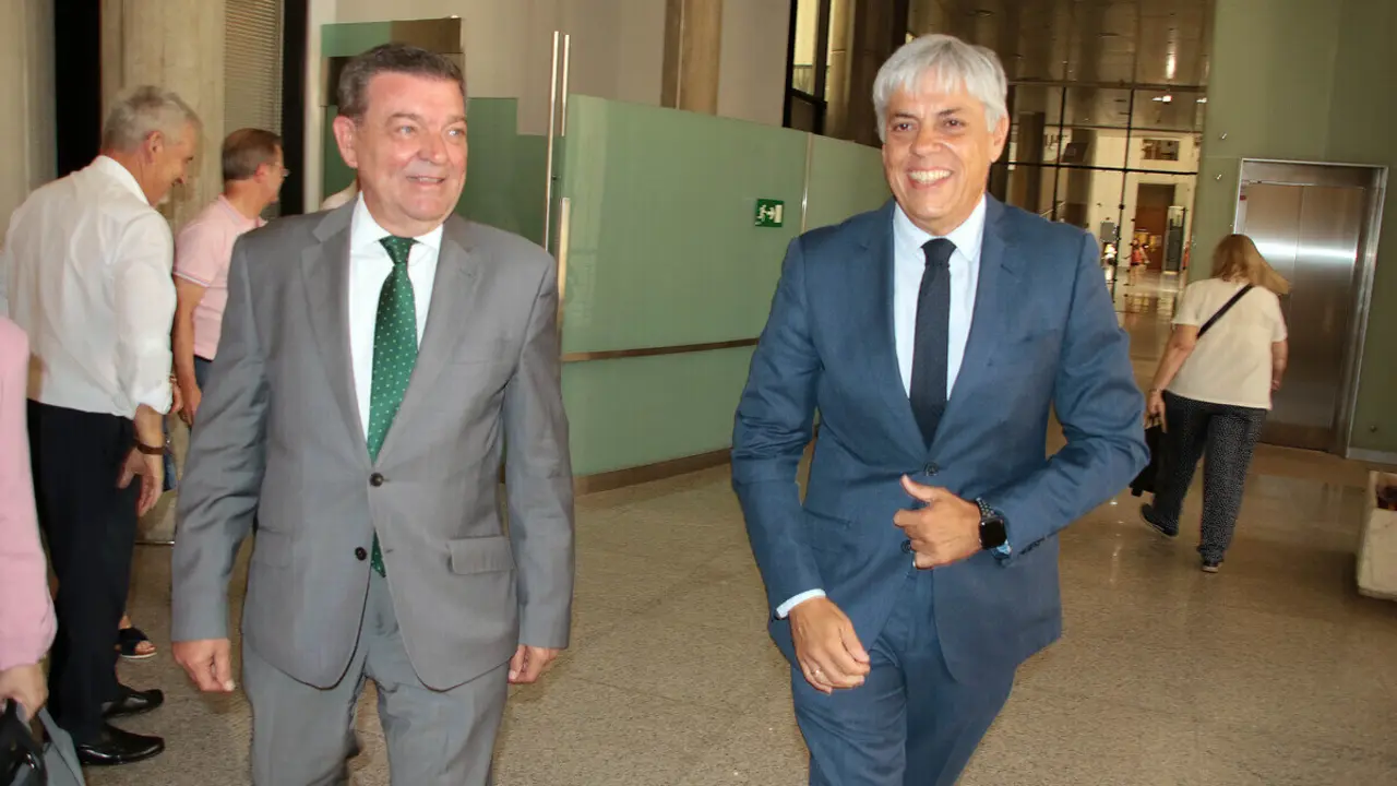 El consejero de la Presidencia, Luis Miguel González Gago, presenta el sistema de autoevaluación de calidad de las Delegaciones Territoriales de la Junta de Castilla y León, acompañado por el delegado territorial, Eduardo Diego