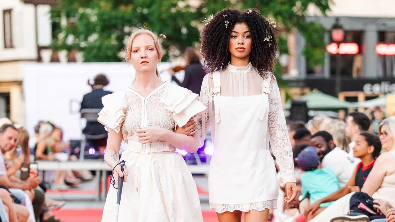 La diseñadora leonesa María Lafuente triunfa en Estrasburgo con un desfile histórico protagonizado por modelos ciegos y profesionales.