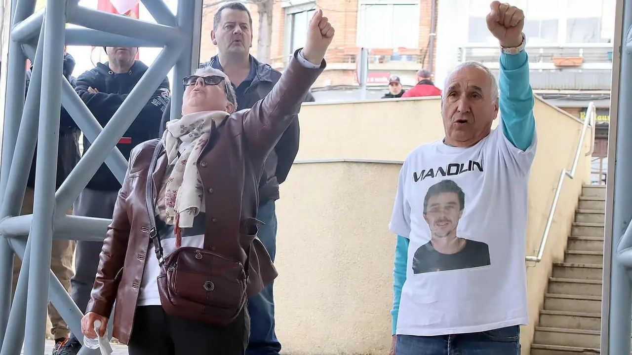Familiares y amigos de las víctimas se concentran a la puerta de los juzgados de León. Foto: Peio García