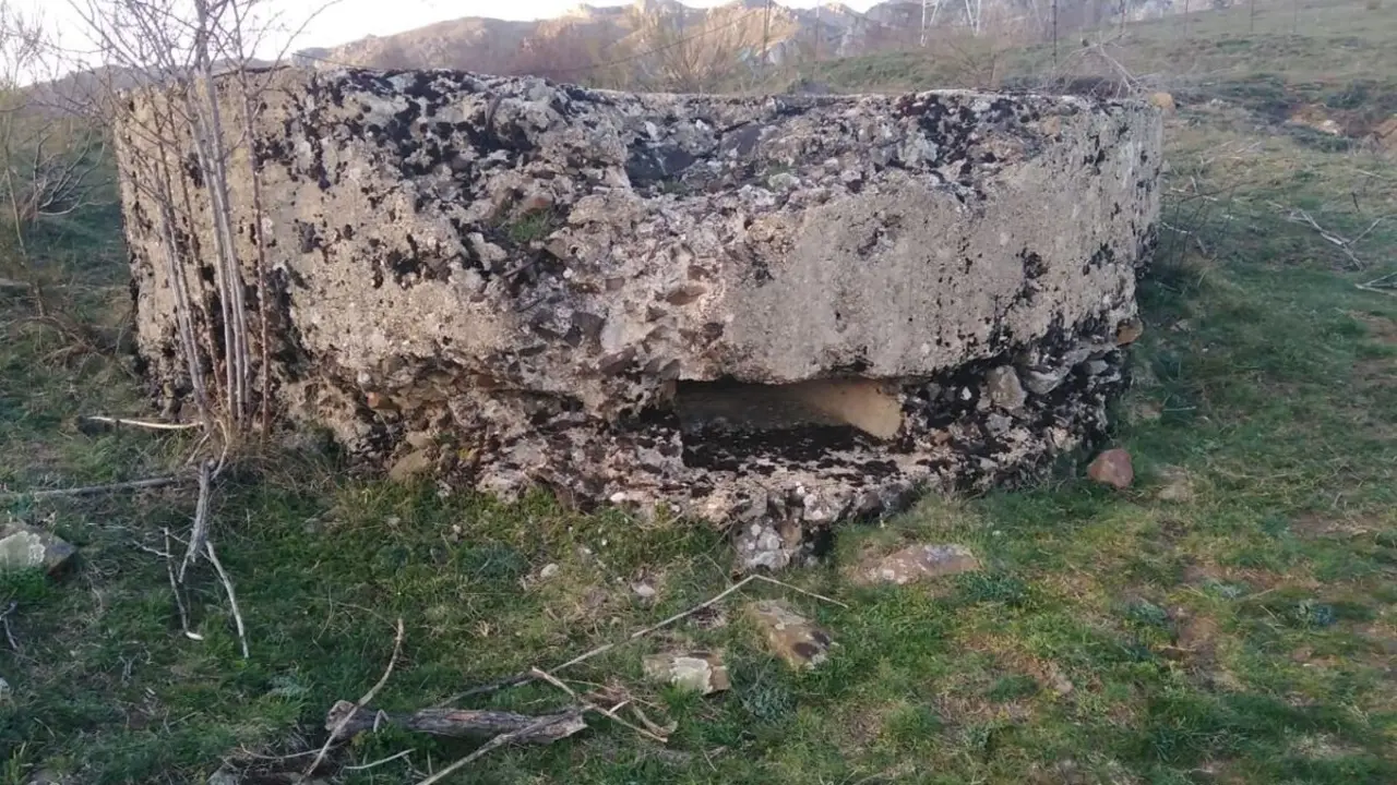 Vista exterior de un nido de ametralladora del bando republicano en Villamanín (León), en la Montaña leonesa. Fotografía cedida por el Grupo de Investigación Ruinas León
