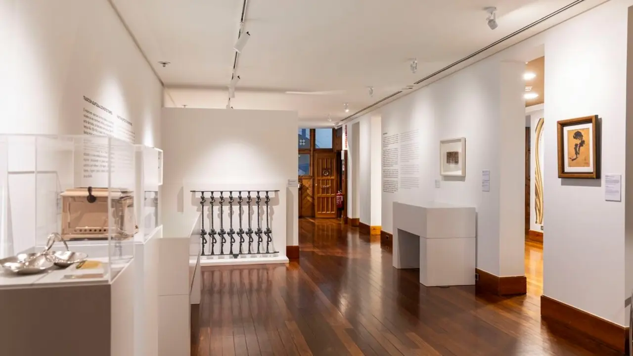 Detalle de la exposición 'Modernismo. Hacia la belleza del objeto cotidiano', de la Casa Botines.
