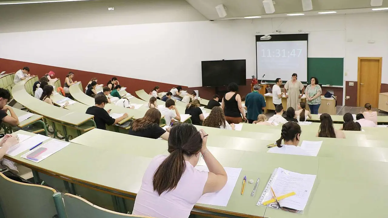 La convocatoria extraordinaria de la PAU que ha arrancado este martes y a la que se presentan un total de 409 alumnos, 306  en el campus de Vegazana y 103 en Ponferrada.  De todos los participantes, 317 realizarán la fase general, es decir, aquella en la que se evalúan las competencias básicas necesarias para acceder a la universidad. Por su parte, 298 se presentarán a la fase específica, con el objetivo de subir nota. Fotos: ULE