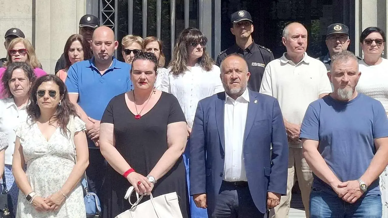 Diferentes autoridades, durante el minuto de silencio en memoria de la última víctima por violencia machista.