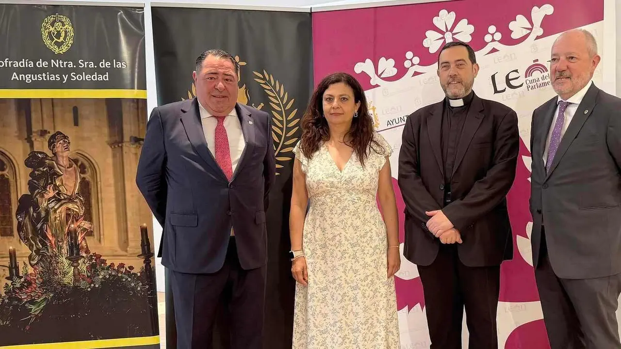 El Museo de Verano de Semana Santa vuelve a abrir sus puertas en la capilla de Santa Nonia. La concejala de Turismo del Ayuntamiento de León, Mercedes Escudero, presentó esta nueva edición acompañada de los abades de las cofradías participantes —Nuestra Señora de las Angustias y Soledad e Ilustre Cofradía del Dulce Nombre de Jesús Nazareno— y del párroco de la iglesia del Mercado, Manuel Fláker.
