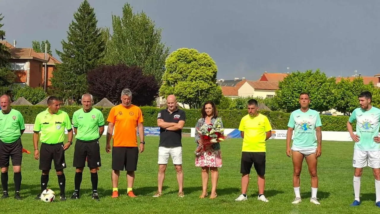 Homenaje durante la celebración del Torneo de Veteranos de Santa María del Páramo.