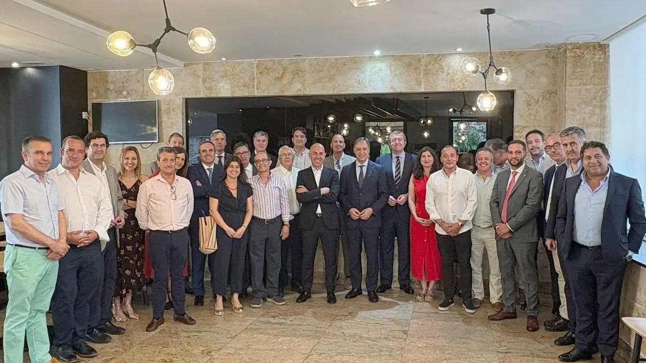 Foto de familia a la conclusión del encuentro con el alcalde de Salamanca.