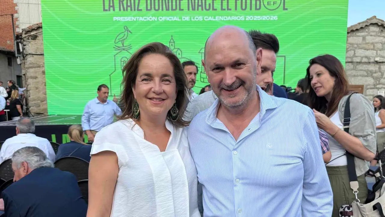 La directora general de la Cultural, junto al presidente de la RFEF, en el sorteo del calendario.