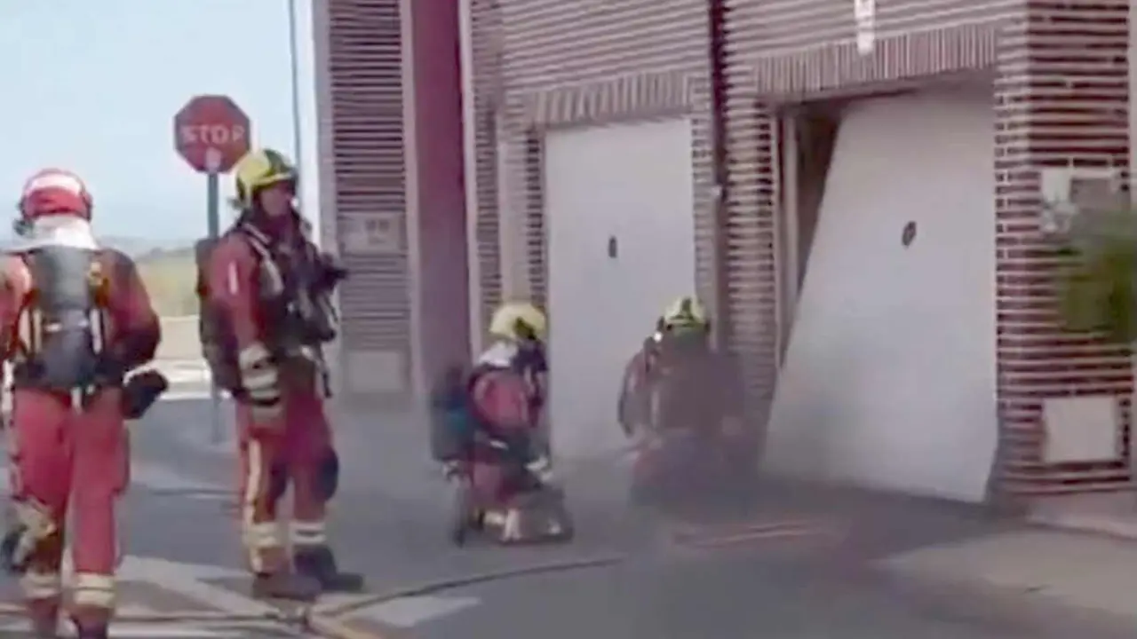 Captura de vídeo de Bomberos León en el lugar de la intervención.