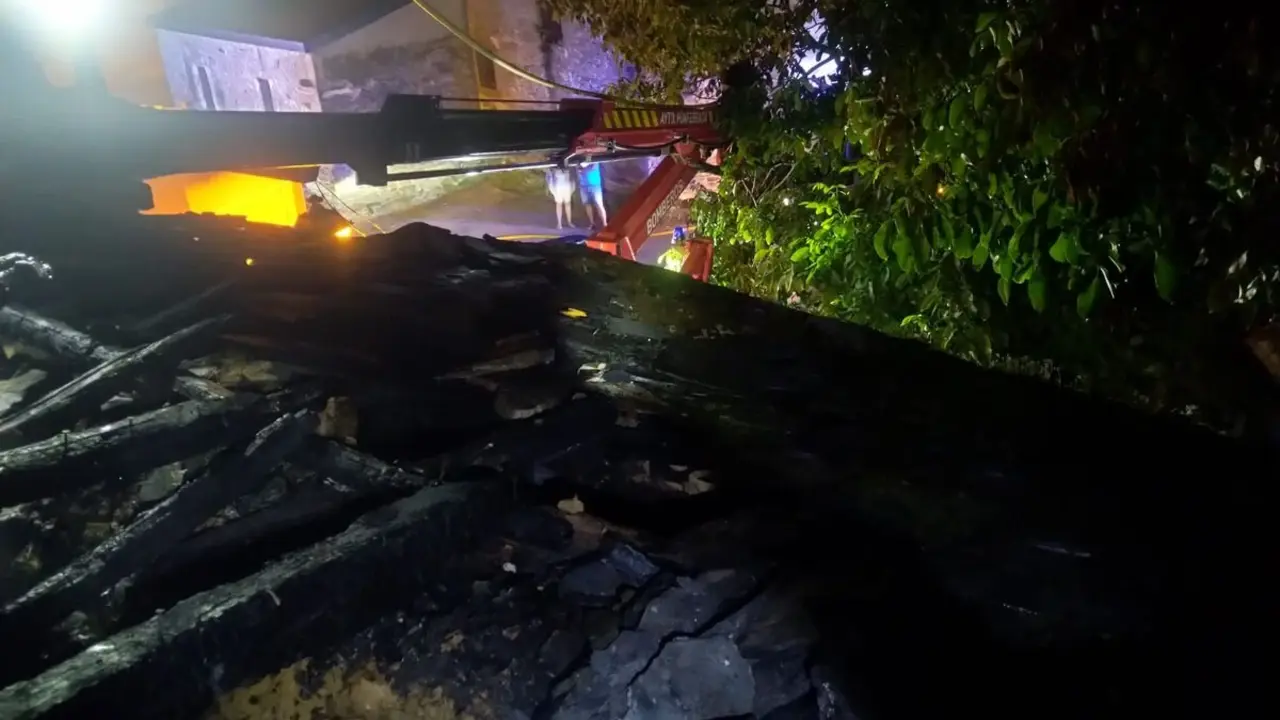 Imagen de la vivienda calcinada en San Andrés de Montejos. Foto: Sepeis Ponferrada