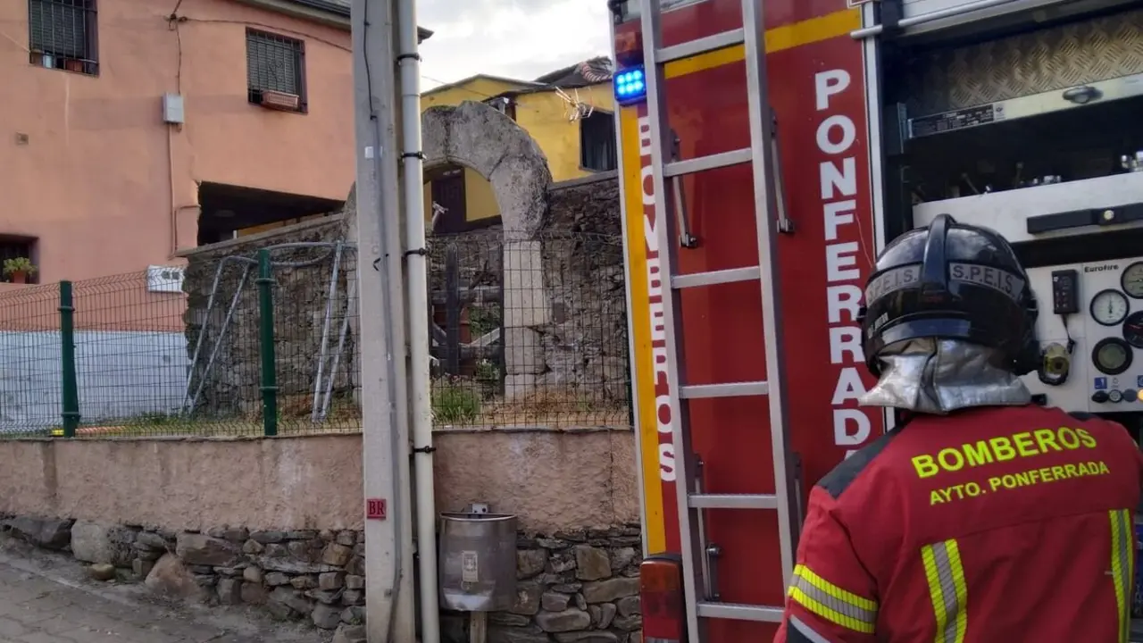 Intervención de los Bomberos de Ponferrada en la vivienda de Otero. Foto: Sepeis Ponferrada