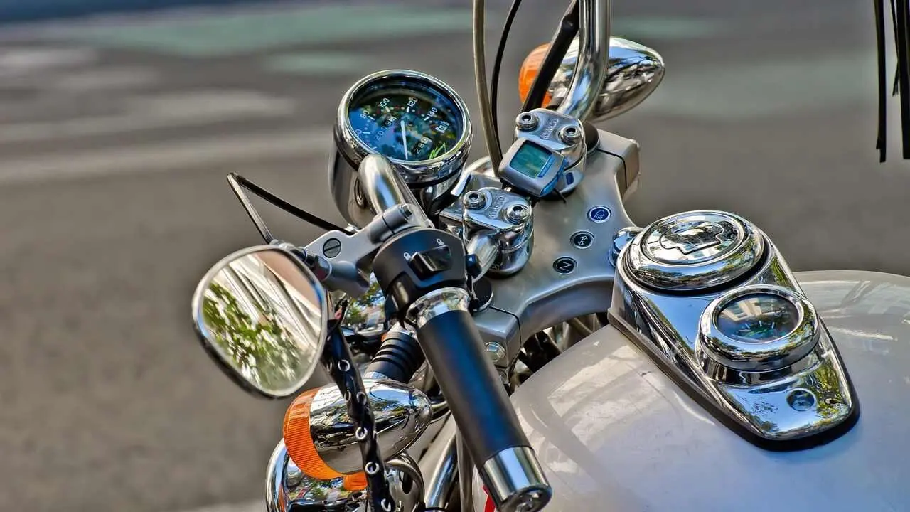 Las motos, como el resto de vehículos exentos de paro de ORA tendrán que retirar su tique.
