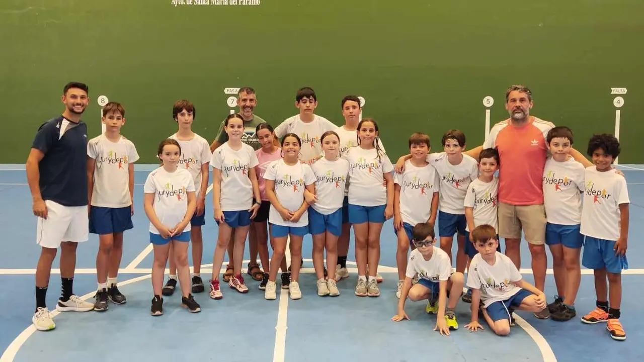 Juanín García, junto a los participantes en el campus de Santa María del Páramo.