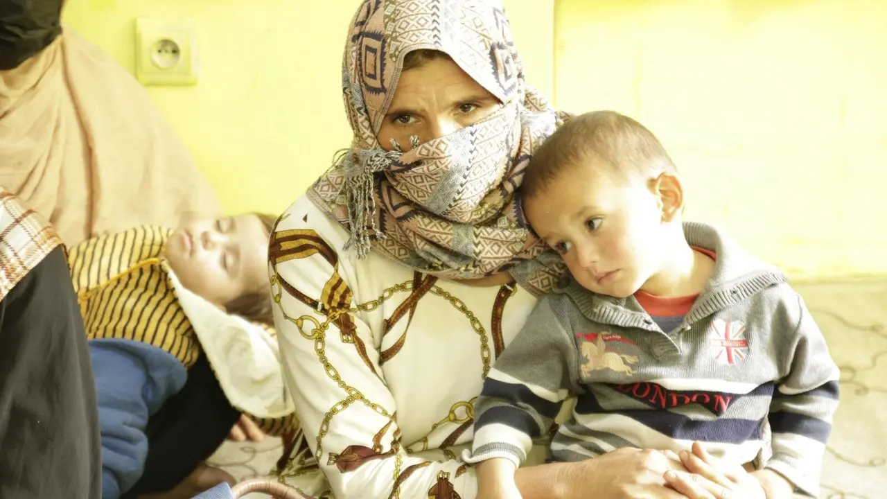 Un mujer afgana espera a ser atendida junto a su hijo en un centro nutricional a las afueras de Kabul. Foto: Alfonso F. Reca