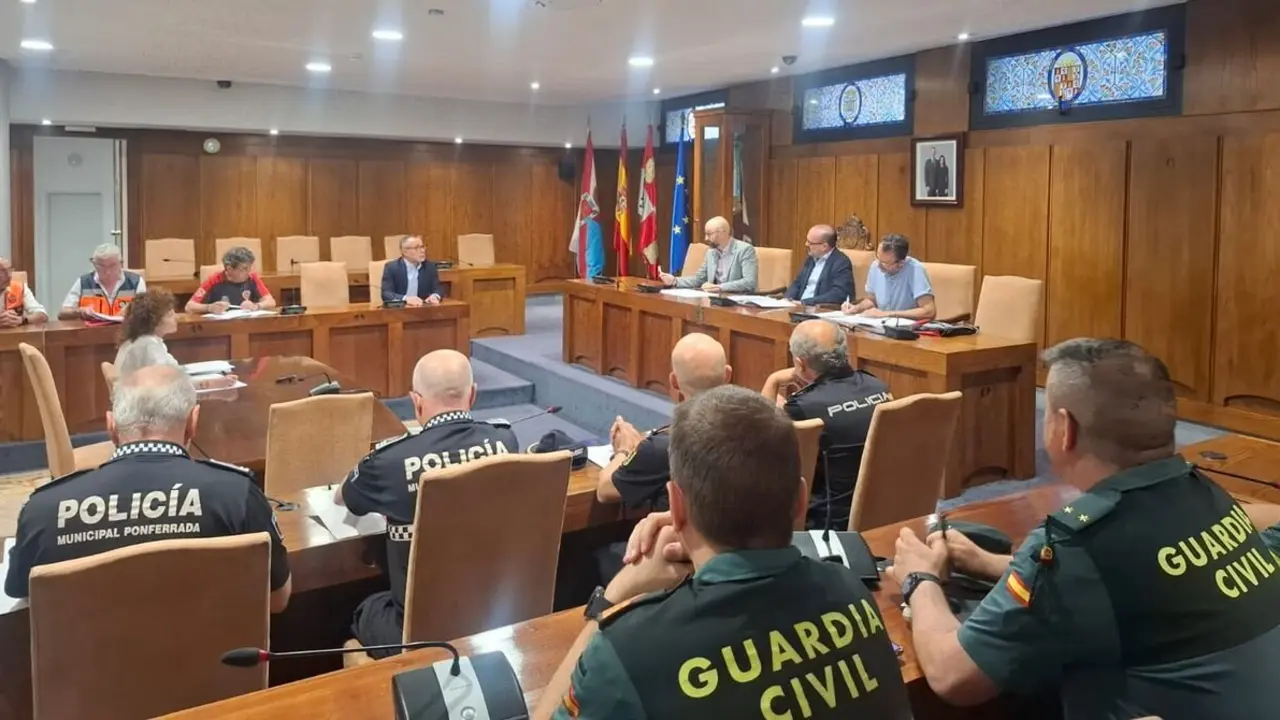 El subdelegado del Gobierno en León y el alcalde de Ponferrada coordinan con Policía Nacional, Guardia Civil, Policía Local y emergencias un plan de seguridad para la Noche Templaria.