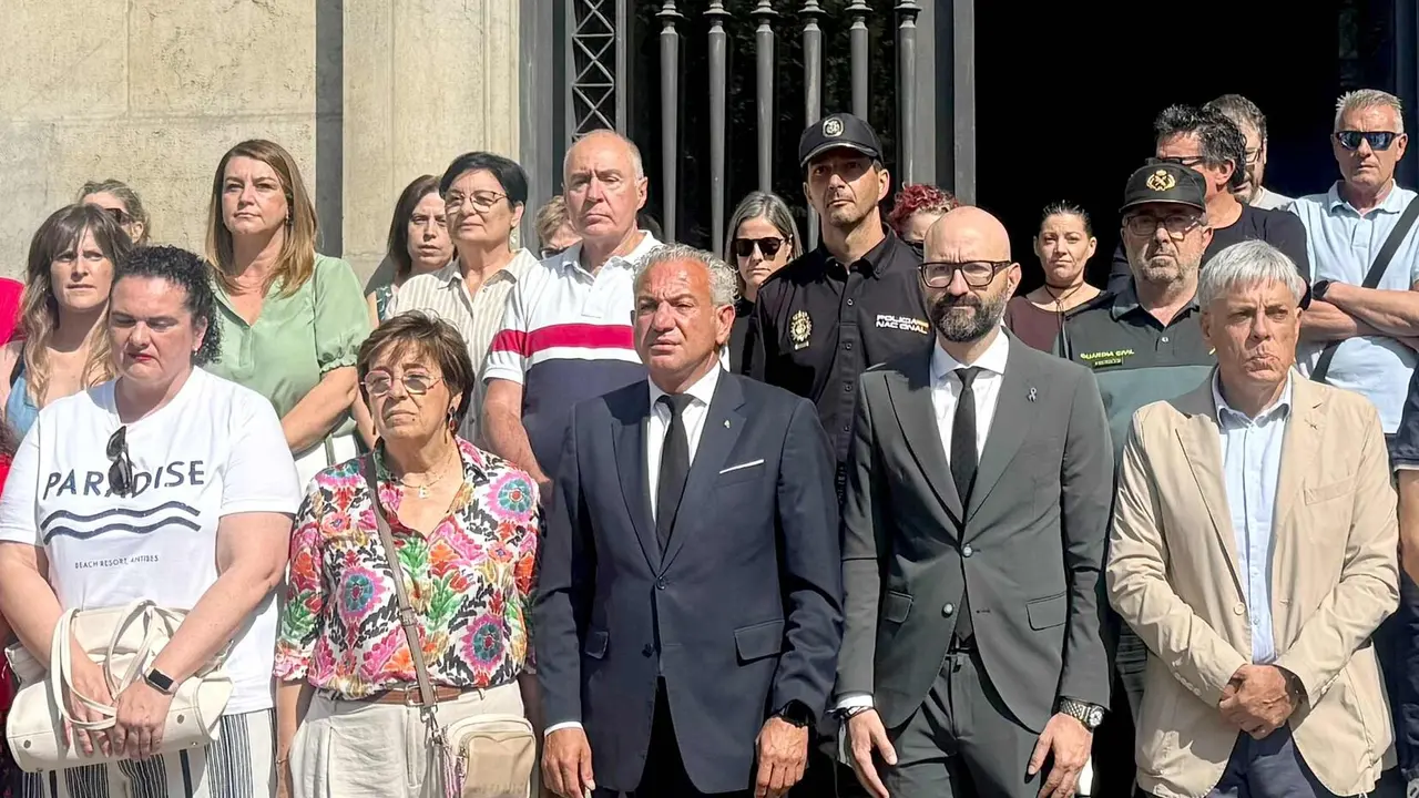 Autoridades y representantes institucionales durante el minuto de silencio de este jueves.