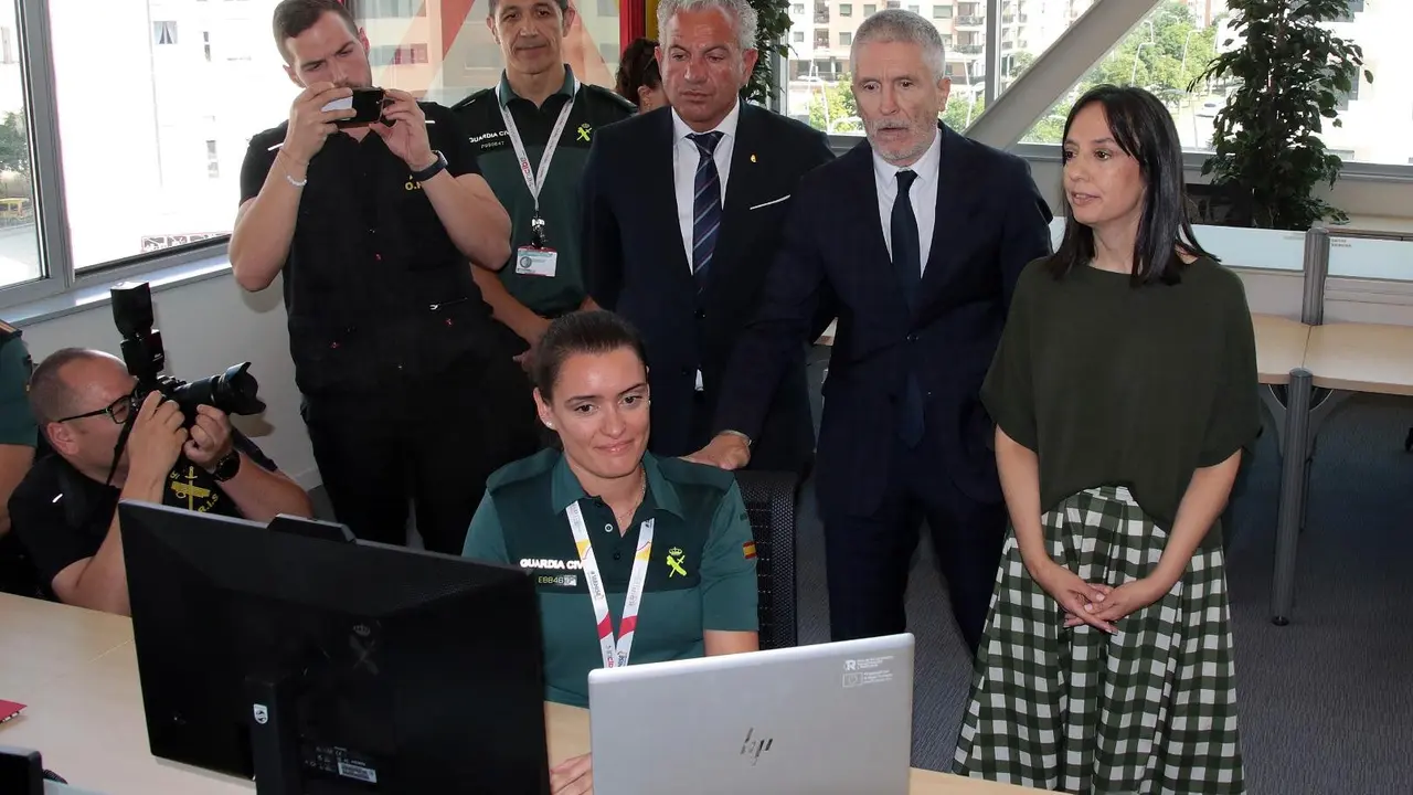 El ministro del Interior, Fernando Grande-Marlaska, presenta el sistema de denuncia telemática de la Guardia Civil, acompañado por el delegado del Gobierno en Castilla y León, Nicanor Sen, la directora general de la Guardia Civil, Mercedes González, y el director del Instituto Nacional de Ciberseguridad, Félix Barrio. Foto: Peio García
