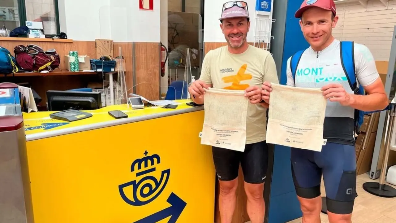 Correos entrega a los peregrinos en Ponferrada bolsas de tela coincidiendo con el Día Internacional Libre de Bolsas de Plástico.
