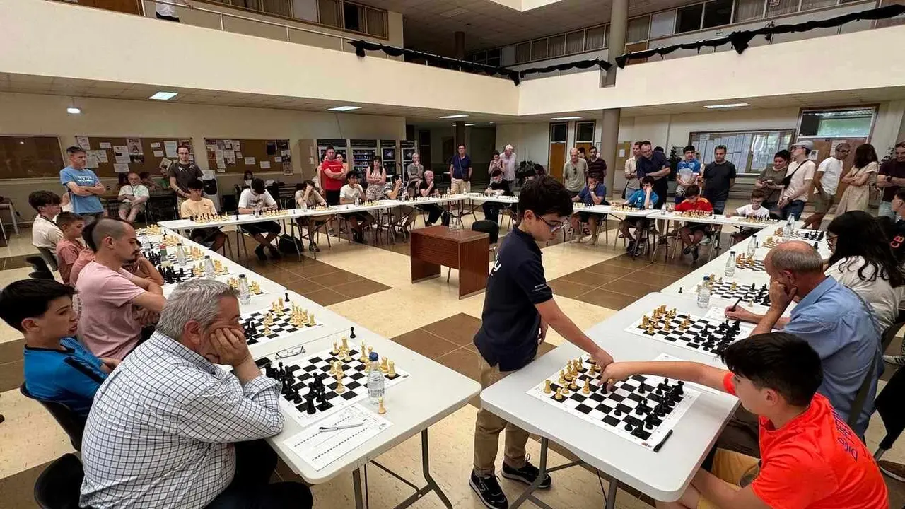 Faustino Oro, de apenas diez años, deslumbra en León con un pleno de victorias en las simultáneas del Magistral.