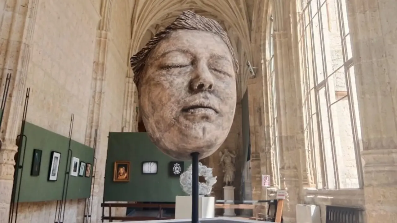 Una de las obras de la exposición de artistas leoneses en la Catedral de Palencia.