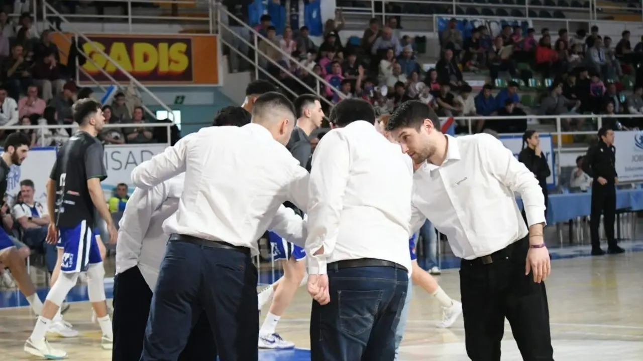 Oriol Pozo, y su equipo técnico, continuarán al frente del banquillo del equipo berciano.