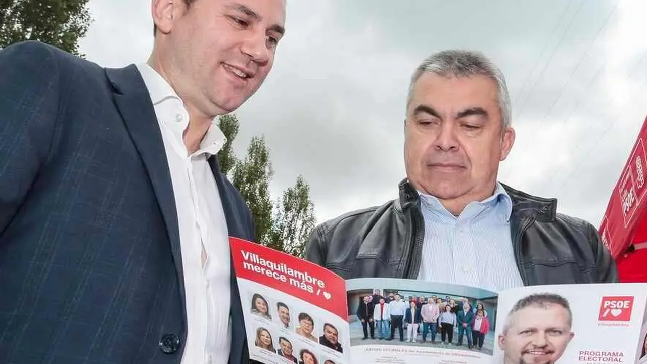 El secretario de Organización del PSOE, Santos Cerdán, durante una visita el mercado tradicional de Navatejera junto al secretario provincial del partido, Javier Alfonso Cendón y al entonces candidato a la Alcaldía de Villaquilambre, Jorge Pérez. Foto: Campillo