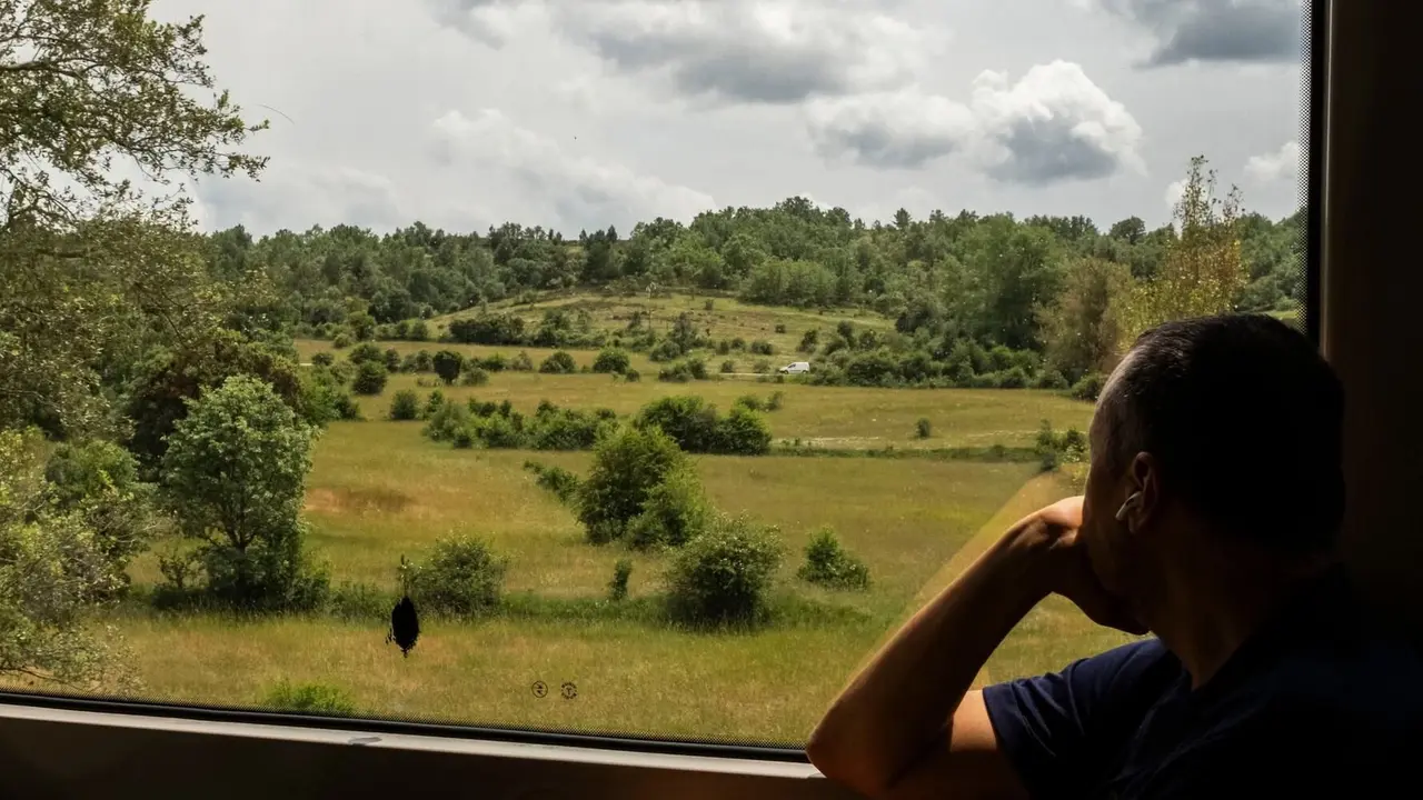 Fotografías tomadas por Rafael Rodríguez en el viaje realizado junto a su pareja en el tren de vía estrecha León-Bilbao; ocho horas de un "maravilloso viaje turístico".