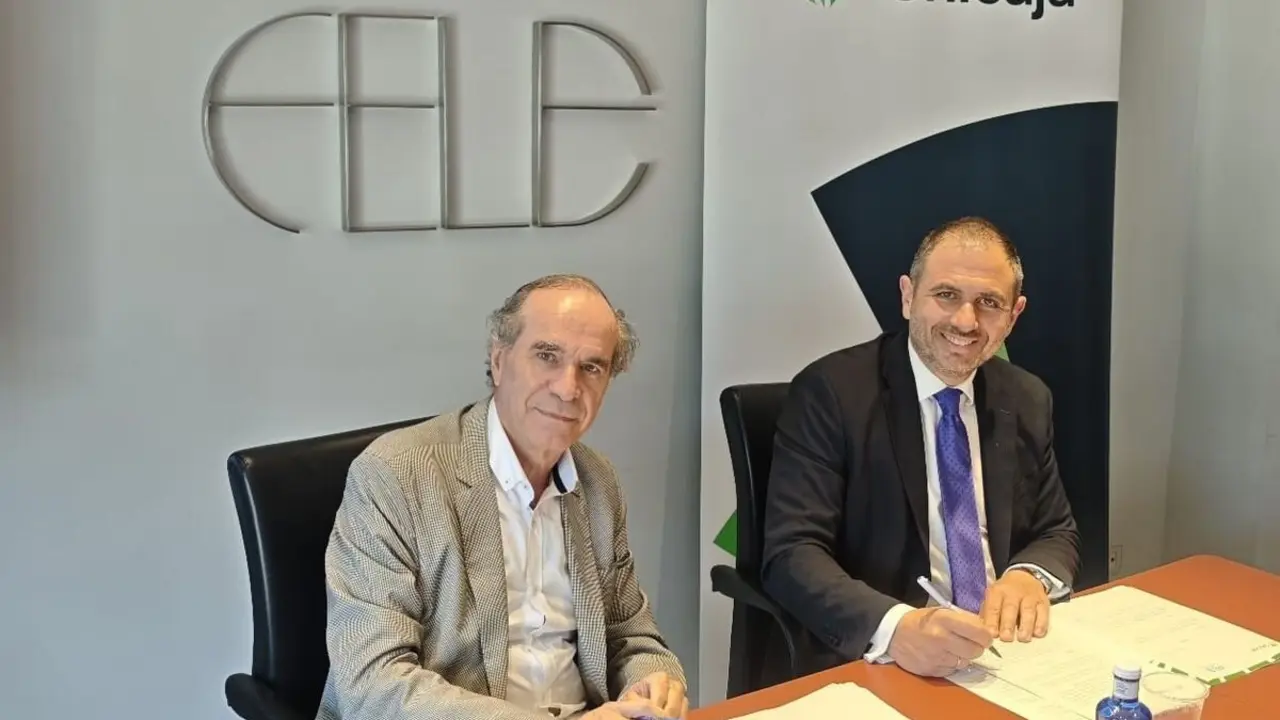 El nuevo convenio ha sido firmado por el presidente de Fele, Juan María Vallejo, y el director de Unicaja León Centro, José María García Fernández.