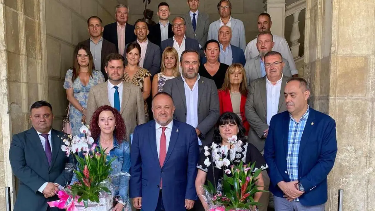 Las dos diputadas, en el momento de recibir el reconocimiento de la corporación y poner fin a su mandato.