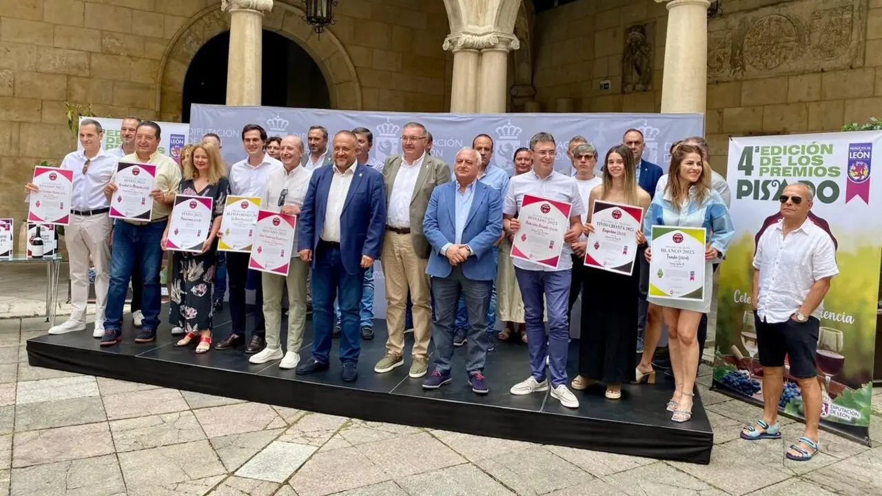Foto de familia de los ganadores de los Premios Pisado y autoridades de la Diputación provincial.