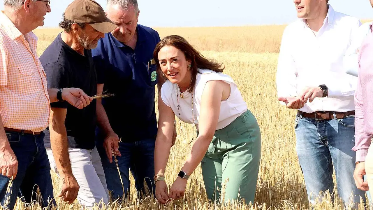 La consejera de Agricultura, Ganadería y Desarrollo Rural, María González Corral, en Mayorga.