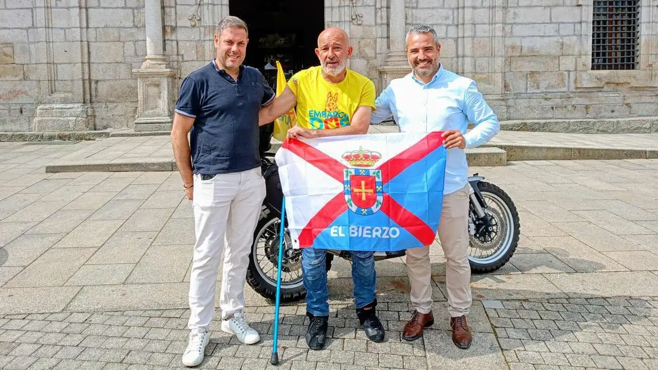 'Moto-man', durante la recepción a las puertas del consistorio berciano.