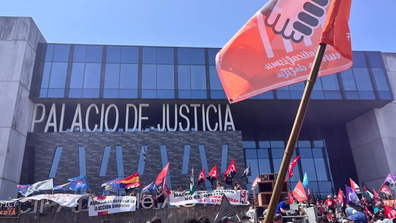 Movilización en favor de las '6 de la Suiza' ante los Juzgados de Asturias.