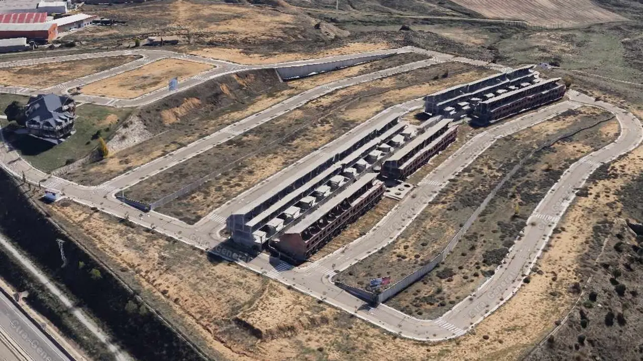 Vista aérea de la macroubanización que ahora se plantea demoler así como del único gran chalet que tendrá licencia de vivienda.