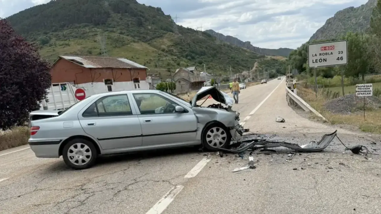 Accidente en la localidad de Villamanín; el suceso ha dejado dos heridos.