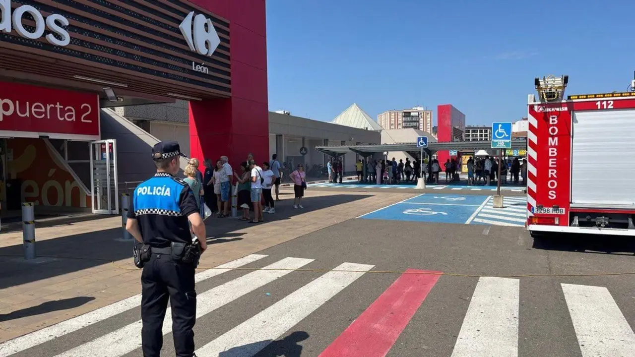 Un incendio en una freidora obliga a desalojar Carrefour de León sin causar heridos.