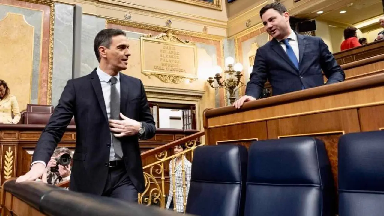 Javier Cendón, junto a Pedro Sánchez, en el Congreso de los Diputados. La fotografía ha sido difundida por el leonés en una carta abierta tras su salida de la ejecutiva federal del PSOE.