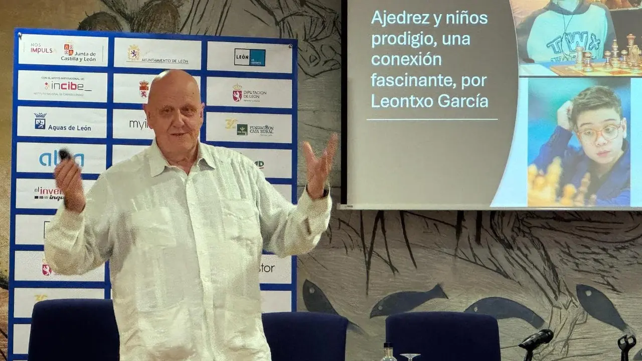 Leontxo García impartió una coferencia este sábado sobre Faustino Oro. Foto: Luque