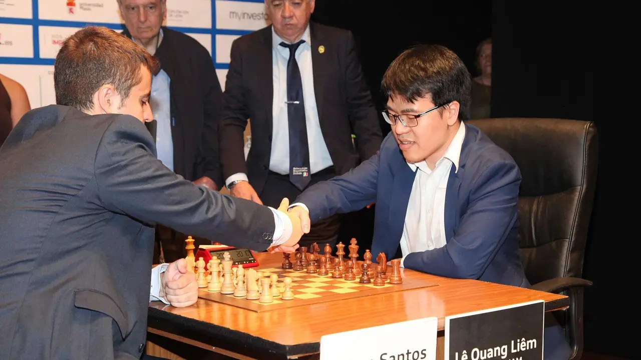 La segunda semifinal de la XXXVIII edición del Torneo Magistral de Ajedrez Ciudad de León enfrenta al GM leonés Jaime Santos contra el durísimo GM vietnamita Lê Quang Liêm. Foto: Luque