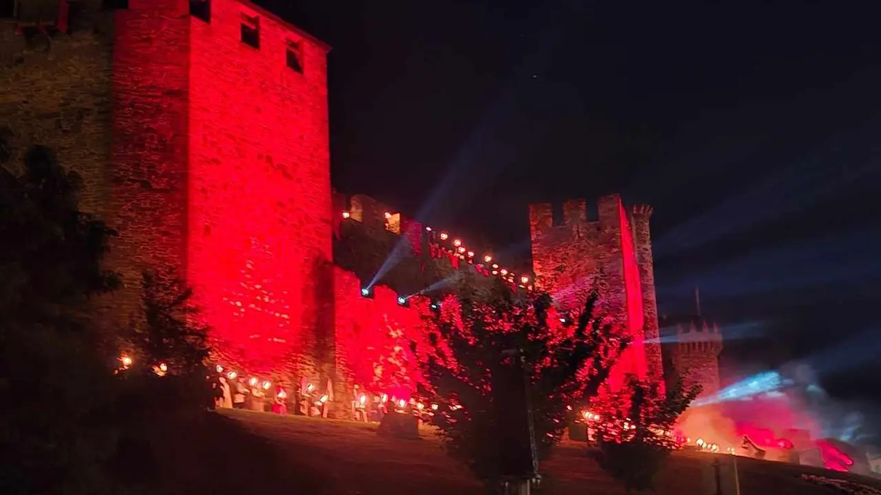 Miles de personas asistieron al desfile templario más emblemático de la Noche Templaria, con la destacada presencia del príncipe Kubrat de Bulgaria y su familia.