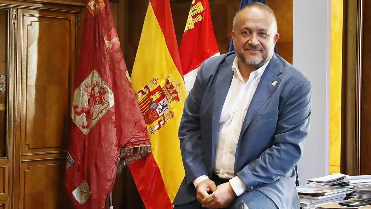 El Presidente de la Diputación de León, Gerardo Álvarez Courel, en el Palacio de los Guzmanes. Foto: Peio García