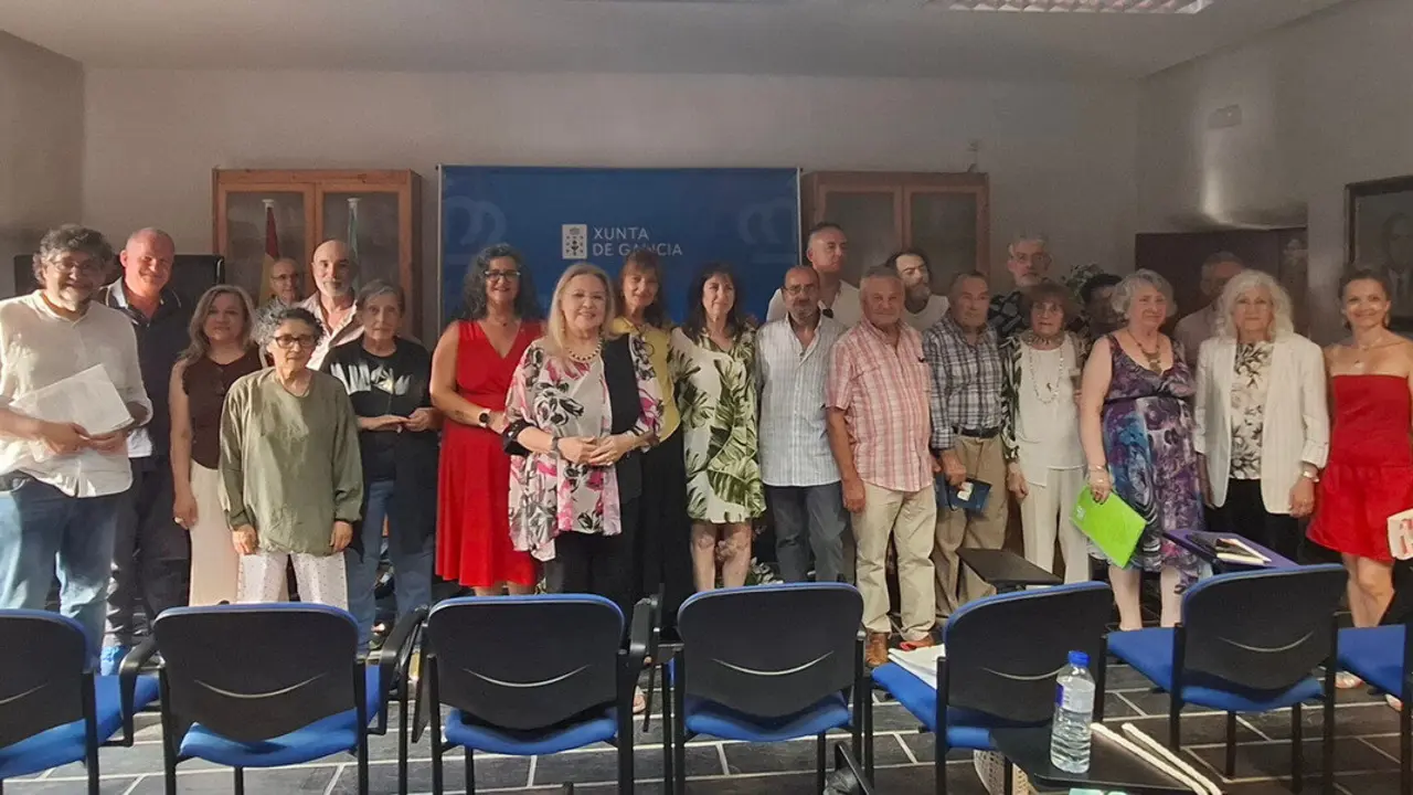 Foto de familia de los poetas leoneses y gallegos reunidos en torno a la figura de Manuela López García. Foto: J. Nieves