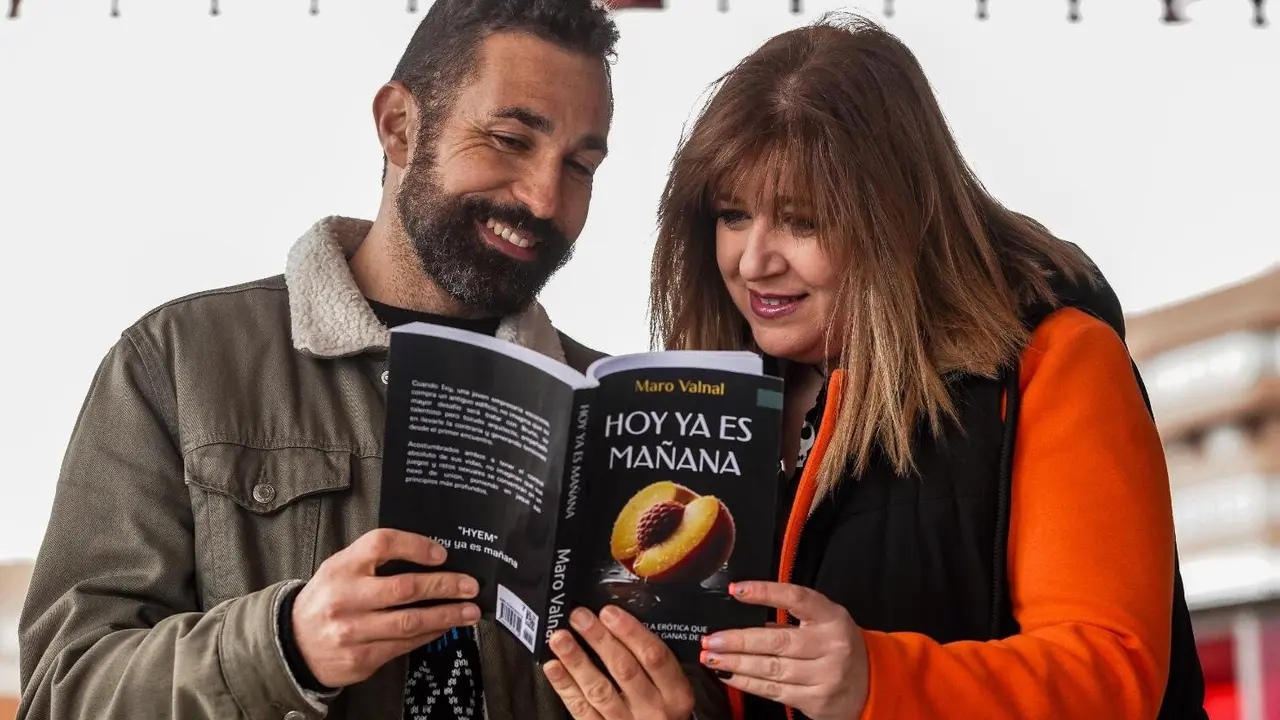 Los autores de la novela ‘Hoy ya es mañana’, Ana Rocío Madruga y Marcos Castro Morán. Foto: Campillo